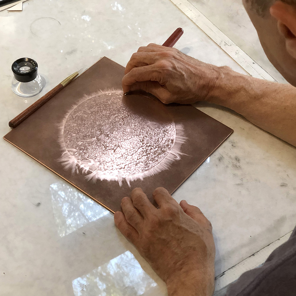 Trabajando sobre una plancha de cobre una mezzotinta de la serie relacionada con Galileo