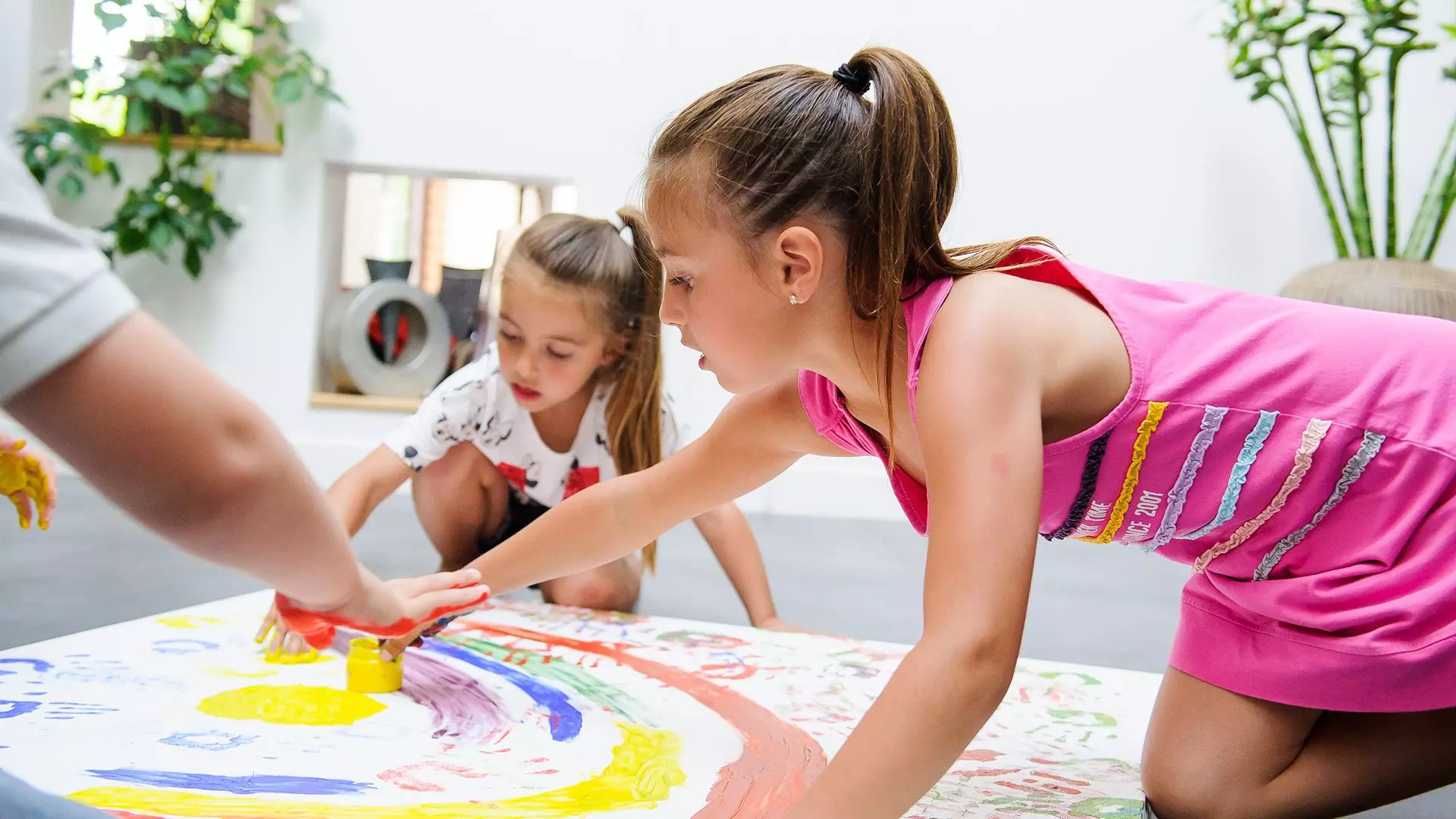 Niños-pintando-mural-suelo.jpg