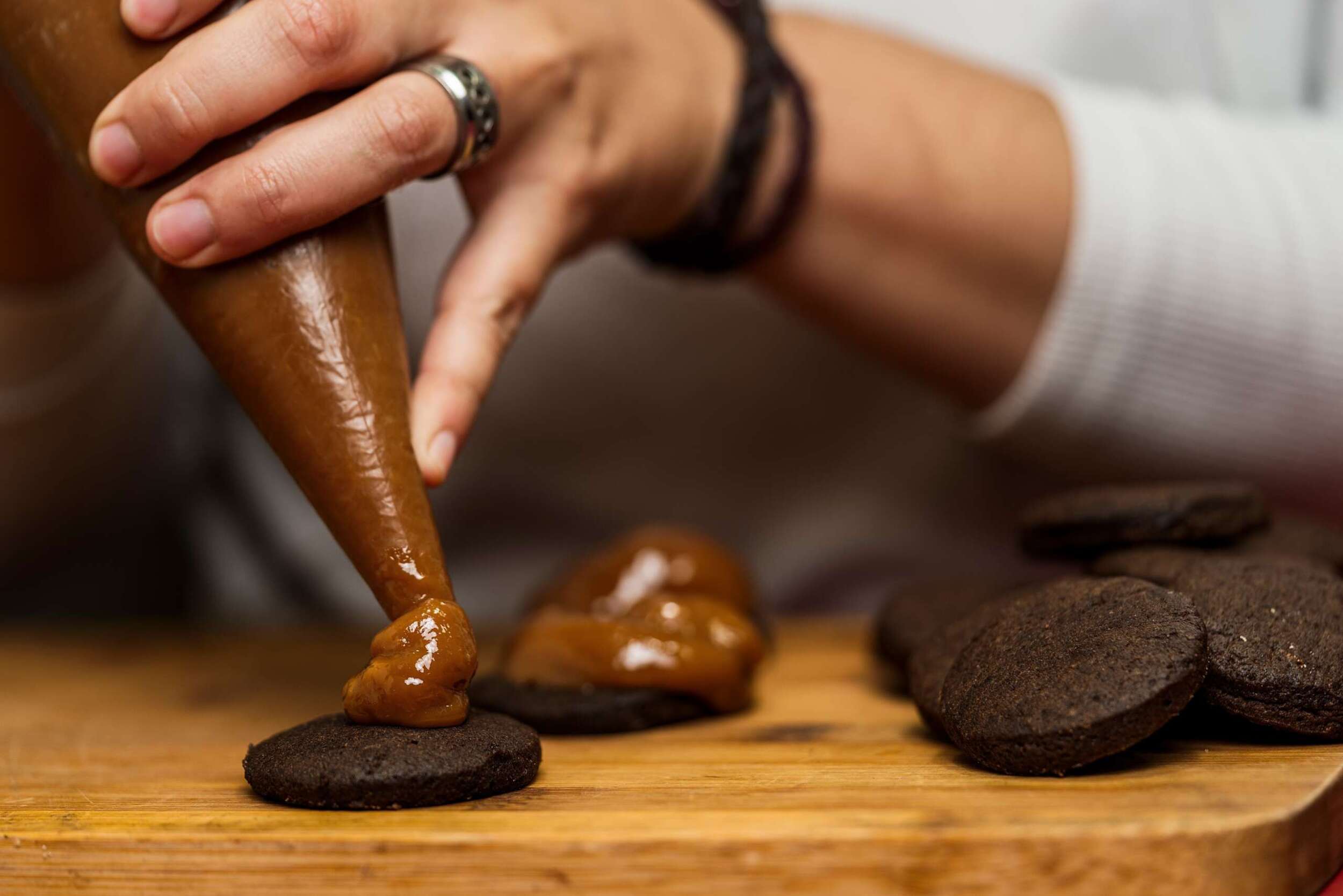 Hands,Of,An,Unrecognizable,Female,Cook,Making,Argentine,Alfajores,By