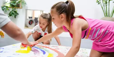 Niños-pintando-mural-suelo.jpg