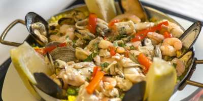Plato principal: paella.