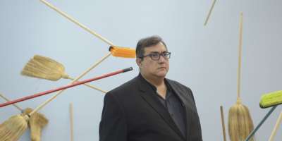 el curador Cuauhtémoc Medina en Rolf galería fotos Constanza Niscovolos